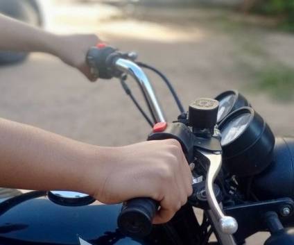 Lo paró la policía, tiró la moto y se metió corriendo a su casa